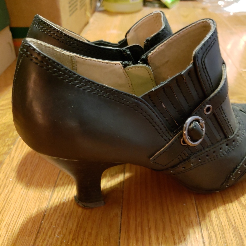 Black leather shoes with low heel